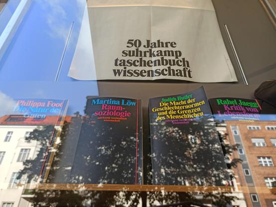 Schaufenster eines Buchladens mit dem Buch "Raumsoziologie" von Martina Löw