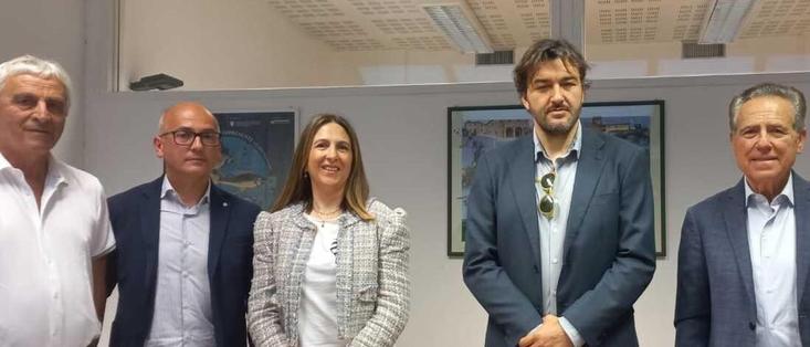 La minoranza in ’sciopero’ "Col nuovo regolamento ci metteranno il bavaglio"

I consiglieri disertano la commissione che modificherà le norme sui dibattiti "#Vincoli su interrogazioni e question time: così sviliscono il nostro ruolo".



Minority on 'strike' 'With the new regulation we will be gagged'

The councillors desert the committee that will change the rules on debates 'Constraints on questions and question time: this is how they debase our role'.

25-5-2023 7:6 #Tutte le notizie di  oggi - Carlino https://www.ilrestodelcarlino.it/feedservice/compilations/1/ https://www.ilrestodelcarlino.it/rimini/cronaca/la-minoranza-in-sciopero-col-nuovo-regolamento-ci-metteranno-il-bavaglio-3338e64a