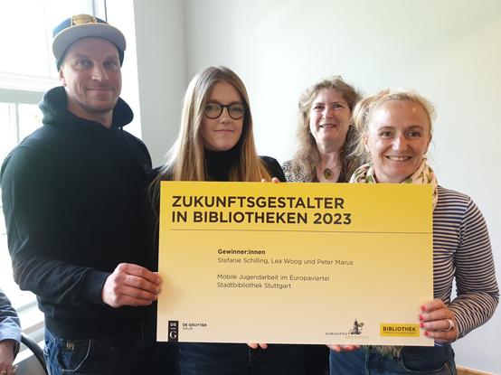 Foto der Preisverleihung "Zukunftsgestalter in Bibliotheken" auf der BiblioCon 2023 in Hannover. V.l.n.r.: Lea Woog (MJA), Peter Markus (Stadtbibliothek), Julia Bergmann (Jury und Laudatio), Stefanie Schilling (Stadtbibliothek)