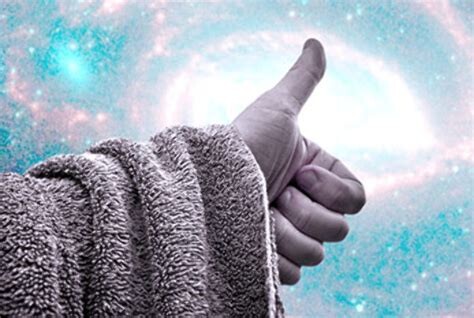 Imagen con una galaxia espiral de fondo en colores blanco, estrellas amarillas y rojizas y fondo azul, en primer plano se tiene una mano izquierda con el pulgar arriba y una toalla color café en el antebrazo.