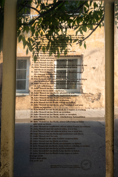 Verfassung der Republik Uzupis. Deutsche Übersetzung unter diesem Link. http://babylonia.ch/fileadmin/user_upload/documents/2015-2/Uzupis_Deutsch.pdf