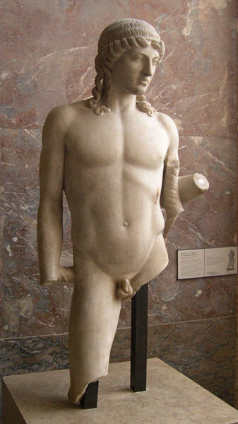 Statue fragmentaire du dieu Apollon représenté sous l'aspect d'un beau jeune homme nu aux cheveux longs et bouclés, debout, le bras gauche levé pour tenir une cithare (perdue). Les mains sont perdues ; des jambes, il ne reste que la cuisse droite.