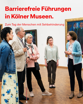 Zu sehen sind fünf Menschen im Museum, von denen ein Mann einen Blindenstock führt. Im Hintergrund hängen Gemälde und eine Frau erklärt etwas zu den Stücken. Auf dem Bild steht der Text: "Barrierefreie Führungen in Kölner Museen. Zum Tag der Menschen mit Sehbehinderung." Foto: Nikolai Stabusch