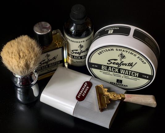 A Schick G1 Twin-Jector on it's original packaging next to a Zenith B21 brush and a full Seaforth! Black Watch trickhole set