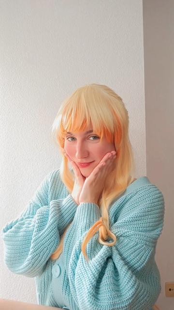 Yo feliz posando con la peluca de Zenitsu fem