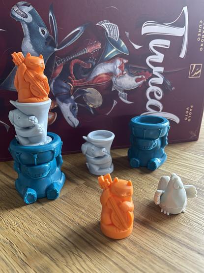 Boardgame Tuned figures in front of the game box