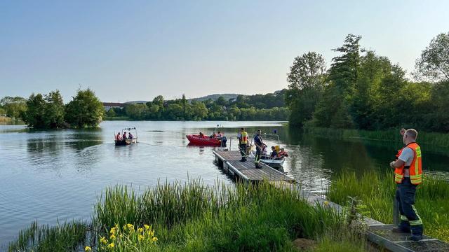 Feuerwehr und Rettungsdienste suchen am Breitenbacher See nach zwei vermissten Jugendlichen.  (Foto: dpa Bildfunk, picture alliance/dpa/TVNews-Hessen | Yuliya Krannich)