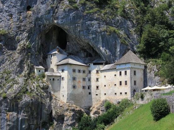 Castell de Pedjama, entaforat en una cova, en mig d'un penya-segat