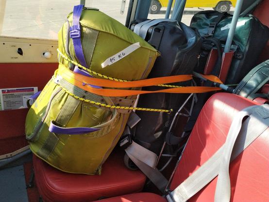 Flugzeugkabine mit allen Taschen verzurrt, davon 2 als PAX.