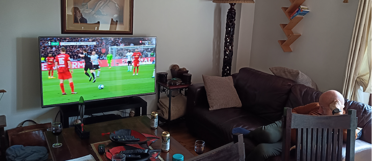 Of the 4 colleagues, only Martin (@xporc@mstdn.social) is visible in front of the large-screen TV set with Sky that our nice apartment features