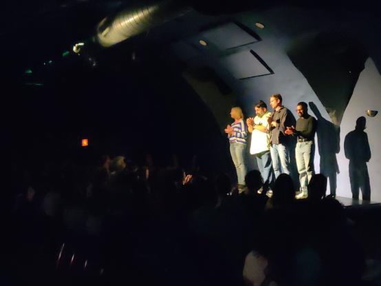 Applaus auf dem FeedRack leuchtet im dunkeln