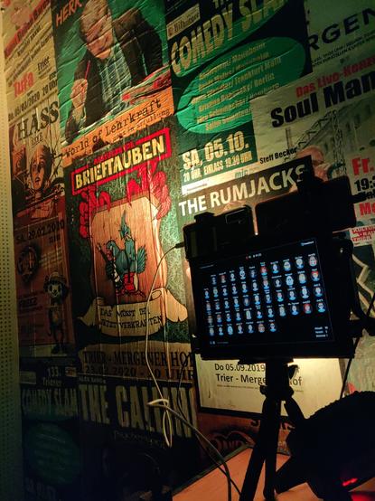 FeedRack vor einer Wand mit Plakaten