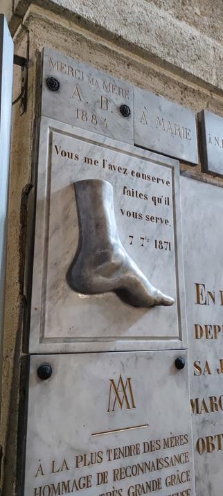 Ex-voto représentant un pied en haut-relief, plus grand que nature, avec l'inscription : « Vous me l'avez conserve faites qu il vous serve. 7 7b 1871 »