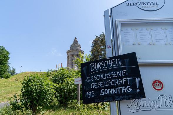 Ein Schild weist Eisenacher*innen und Tourist*innen darauf hin, dass das Berghotel und das Denkmal bis Sonntag geschlossen ist.