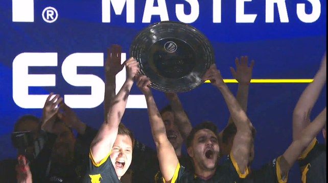 zawodnicy ENCE podnoszący trofeum IEM Dallas