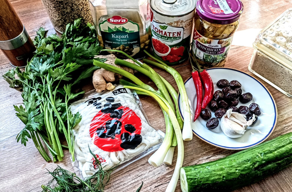 Die Zutaten sind auf dem Tisch bereitgelegt, aber noch nicht geschnitten.