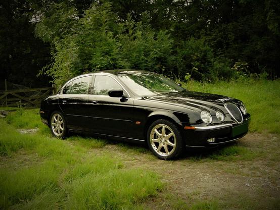Jaguar S-Type: 4.0-Ltr V8 in #Black with #BBS-Wheels..