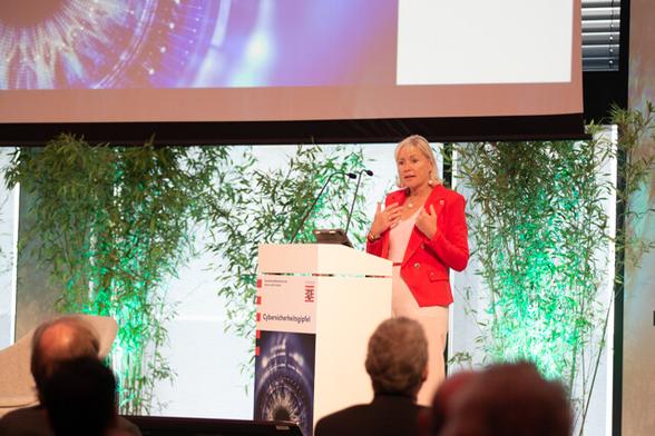Digitalministerin Prof. Dr. Kristina Sinemus sprach in ihrem Impulsvortrag über die digitale Souveränität der Kommunen.