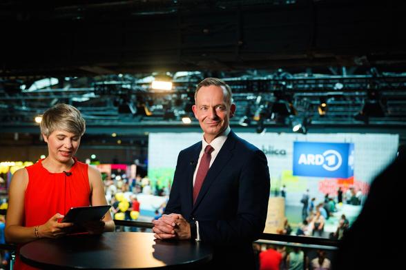 Volker Wissing beim Social-Live der ARD auf der re:publica. Neben ihm steht die Journalistin Kristin Becker.