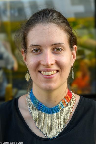 Lissy Bauer von den Scientists for Future mit Warming-Stripes-Halskette bei der Einweihung der Klimatram, Wendeschleife Jahnsportpark, Berlin, 17.10.22