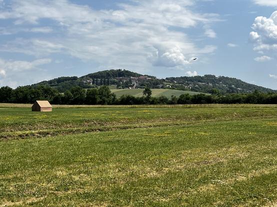 Burgundische Landschaft - der Blick in Richtung des alten Oppidums der Mandubier
