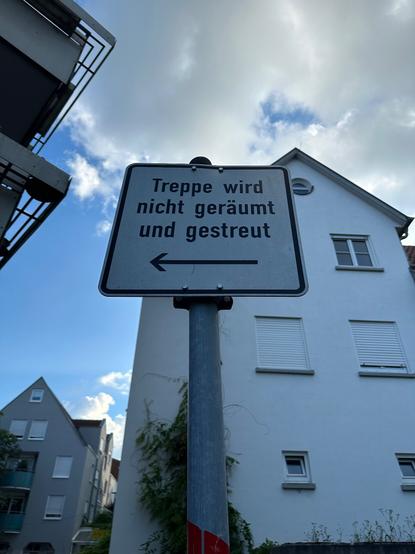 Ein Schild mit der Aufschrift "Treppe wird nicht geräumt und gestreut"