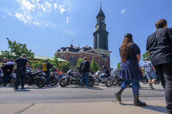 Vor der St. Michaeliskirche in Lachstadt sammeln sich die Motorradgottesdienstler