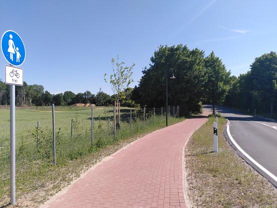 Auf dem Bild ist ein auf einem neuen Radweg abgestelltes Fahrrad zu sehen. Das Foto entstand auf dem neuen Radweg in Felmerholz.