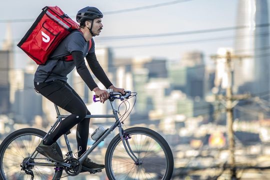 NYC food delivery workers like those with DoorDash will get a minimum wage increase. Image: DoorDash