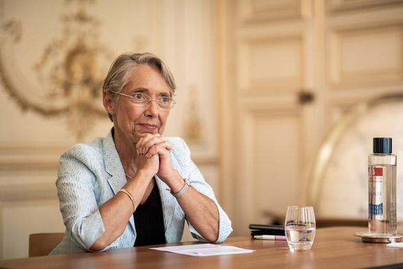 Elisabeth Borne pensive à son bureau.
Photo Eric Dessons.