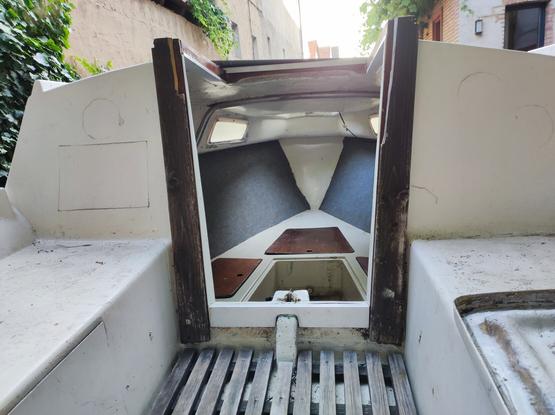 Blick vom Cockpit auf den Niedergang in den Innenraum. An den Wänden ist "hübscher" blauer Teppich geklebt, dennoch ist es recht hell.