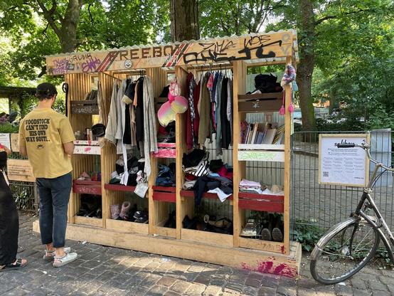 Sommer, Sonne, 28Grad und Grüne Bäume werfen schatten. Junge Person mit sandaletten und Tshirt (Aufschrift: "Woodstock cant find his own way south") und gefüllte Freebox <3