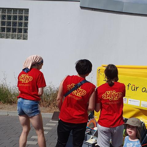 Unsere Zirkusmobil-Betreuer:innen mit neuen flip-T-Shirts.