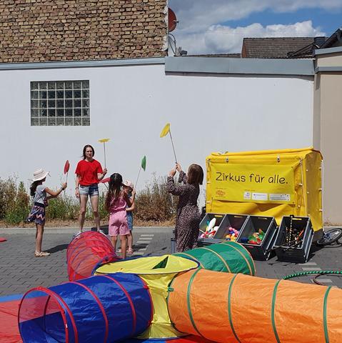 Kinder spielen, probieren und üben am Zirkusmobil