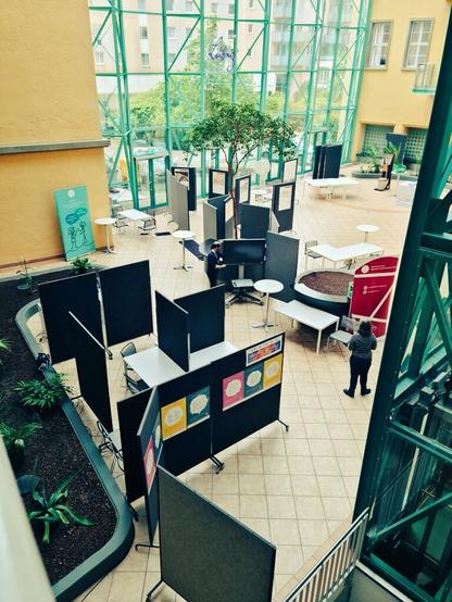 LNdW-Aufbau im Atrium. Tische und Stellwände werden positioniert.