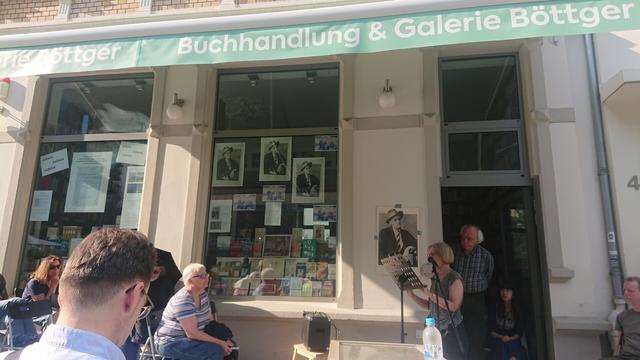 Buchhandlung Böttger in Bonn,  Bloomsday 2023, Ms Blum (!) currently reading from chapter 17.