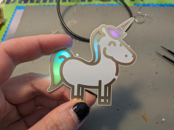 Foto eines kleinen Einhorns, welches von hinten mit vier farbwechselnden LEDs beleuchtet wird. Den ganzen Spaß gibt's als Bausatz bei der Binary Kitchen