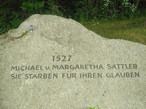 Gedenkstein bei Rottenburg: 1527 Michael und Margaretha Sattler. Sie starben für ihren Glauben.