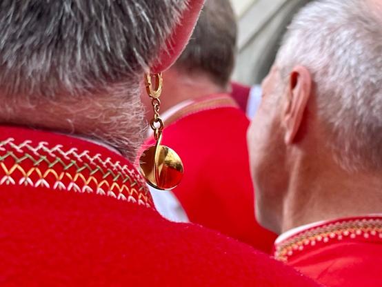 Nahaufnahme von hinten eines traditionellen Ohr-Ringes in der Form eines Löffels eines Appenzeller Jodlers.