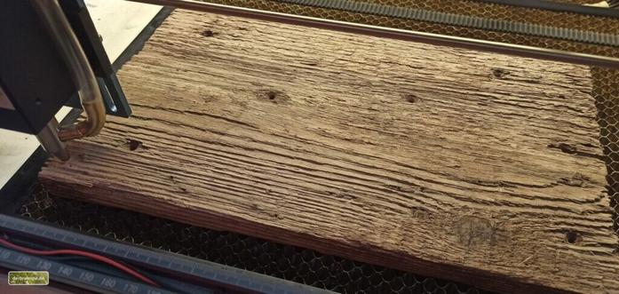 Ein altes Holzbrett in einem CNC Diodenlaser