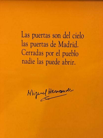 Versos del poeta español Miguel Hernández en las paredes del metro de Madrid.