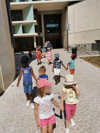 Des enfants sortent de la médiathèque François Mitterrand