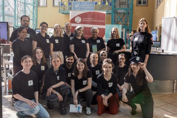 Gruppenfoto der Mitarbeiter*innen des ZAS.