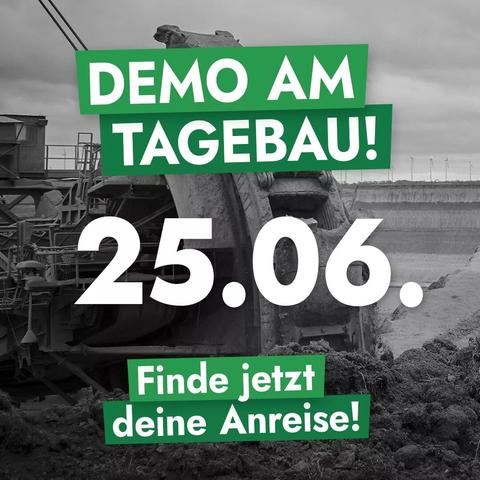 Auf einem schwarz-weiß-Foto von einem Kohlebagger steht in grünen Textboxen: Demo am Tagebau 25.06. Finde jetzt deine Anreise!