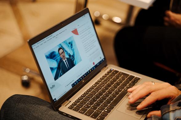 Foto von Laptop mit Videobotschaft