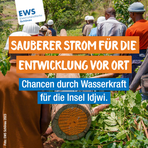 Ein Bild von Bewohner:innen Idjwis, die einen Baumstamm tragen. Oben links das Logo der EWS. Darunter der Text: "Sauberer Strom für die Entwicklung vor Ort: Chancen durch Wasserkraft für die Insel Idjwi."