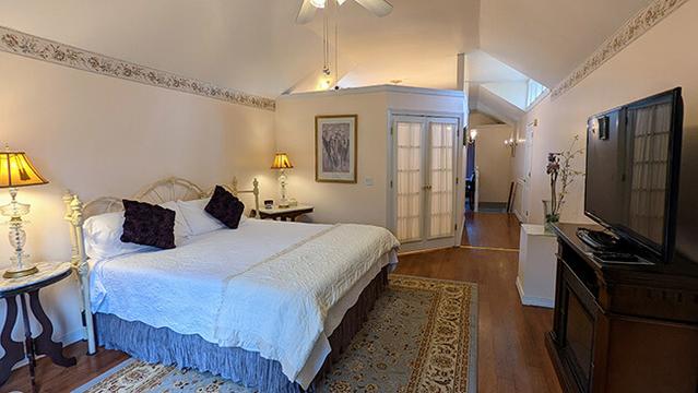 Garden and Sea Inn bedroom