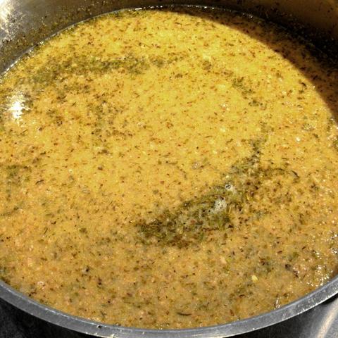Sämig fertig gegarte Hundepolenta, noch heiß in einem Topf. Auf der oberen Fettschicht mit gegarte Kräuter aus #Körrie4x4.
