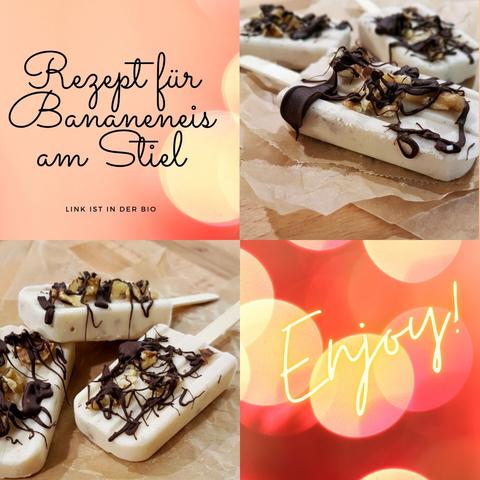 Ein quadratisches Bild, aufgeteilt in 4 gleichgroße Quadrate:
Links oben: Roségelber Hintergrund mit gelben Reflexionen. Darauf in großer, runter Schriftart "Rezept für Bananeneis am Stiel. magischer-Kessel.de".
Rechts oben: Hölzerne Unterfläche, darauf mehrere Schichten zerkknautscht aussehendes braunes Backpapier, darauf liegen 3 Eis am Stiel. Das Eis sieht cremig-beige aus, auf der Oberfläche ist darüber geträufelte Schokolade erkennbar, darunter eingeschlossen ein paar dicke Stücke Walnuss.
Links unten: Gleiche Objekte wie rechts oben nur der Blickwinkel ist verändert.
Rechts unten: Rot-goldener Hintergrund, mehrere leuchtende, sich überlagernde, gelbe Reflexe. Es erinnert entfernt an Lampions. In leuchtender, gelber Schrift steht quer über dem Bild "Enjoy!".