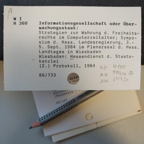 Foto einer Bibliothekskatalogkarte zum zitierten Buch